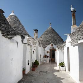 Apulie, Itálie

Apulie (italsky Puglia) se nachází v jihovýchodní Itálii a její součástí je i překrásný přírodní park Gargano. V Apulii nenajdete typické žluté a jinak barevné domečky na skalách. Tato oblast je především bílá a připomíná spíše řecká či chorvatská letoviska. Při návštěvě tohoto regionu rozhodně nesmíte vynechat jeho hlavní město Bari, krásné historické Lecce, "bílé město" Ostuni nebo malebné Vieste. Doporučujeme nezůstat na jednom místě a region procestovat křížem krážem.
