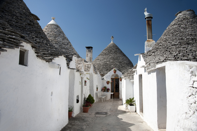 Apulie, Itálie

Apulie (italsky Puglia) se nachází v jihovýchodní Itálii a její součástí je i překrásný přírodní park Gargano. V Apulii nenajdete typické žluté a jinak barevné domečky na skalách. Tato oblast je především bílá a připomíná spíše řecká či chorvatská letoviska. Při návštěvě tohoto regionu rozhodně nesmíte vynechat jeho hlavní město Bari, krásné historické Lecce, "bílé město" Ostuni nebo malebné Vieste. Doporučujeme nezůstat na jednom místě a region procestovat křížem krážem.
