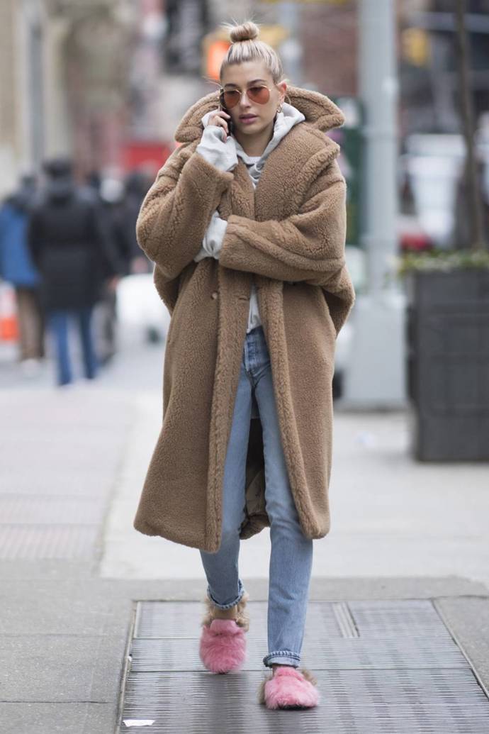 Hailey Baldwin oblékla do ulic jeden z nejpohodlnějších outfitů s huňatými nazouváky od Gucciho
