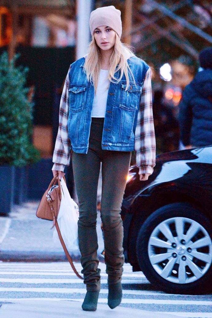 Hailey Baldwin se nebojí kombinovat materiály

