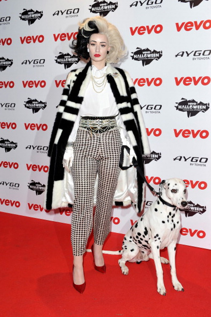 Iggy Azalea v kostýmu Cruelly de Vil z filmu 101 dalmatinů
