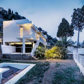 Vilu si postavila v letech 1926–1929 na francouzské riviéře architektka a návrhářka Eileen Gray ve spolupráci s francouzským architektem rumunského původu Jeanem Badovicim.
Vilu si postavila v letech 1926–1929 na francouzské riviéře architektka a návrhářka Eileen Gray ve spolupráci s francouzským architektem rumunského původu Jeanem Badovicim.