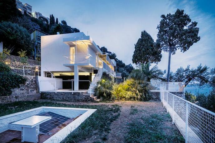 Vilu si postavila v letech 1926–1929 na francouzské riviéře architektka a návrhářka Eileen Gray ve spolupráci s francouzským architektem rumunského původu Jeanem Badovicim.
Vilu si postavila v letech 1926–1929 na francouzské riviéře architektka a návrhářka Eileen Gray ve spolupráci s francouzským architektem rumunského původu Jeanem Badovicim.