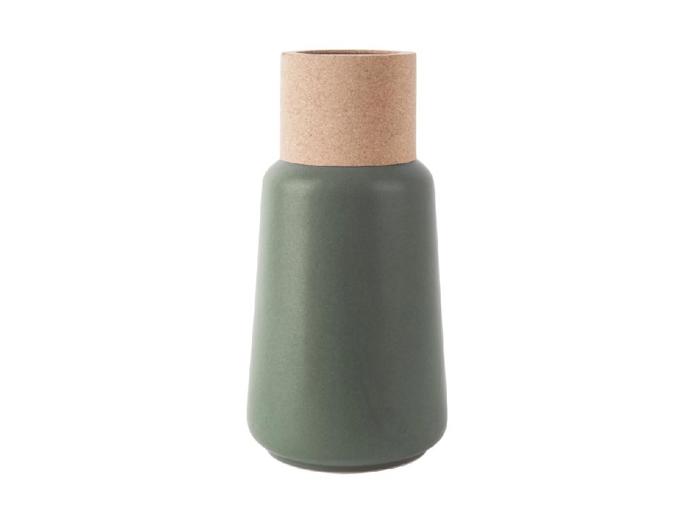 Roční předplatné Marianne bydlení (599 Kč) a k němu váza Craft Cone v hodnotě 790 Kč od VEMZU, vyrobená z keramiky a korku. Váza v minimalistickém designu s korkovým hrdlem udělá radost každému, kdo touží vnést do domova špetku severského stylu bydlení.
