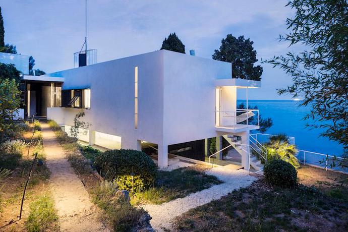 Vilu si postavila v letech 1926–1929 na francouzské riviéře architektka a návrhářka Eileen Gray ve spolupráci s francouzským architektem rumunského původu Jeanem Badovicim.
Vilu si postavila v letech 1926–1929 na francouzské riviéře architektka a návrhářka Eileen Gray ve spolupráci s francouzským architektem rumunského původu Jeanem Badovicim.