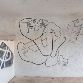 Autorem nástěnných kreseb a výzdoby byl jeden z největších architektů a urbanistů 20. století Le Corbusier.
Autorem nástěnných kreseb a výzdoby byl jeden z největších architektů a urbanistů 20. století Le Corbusier.