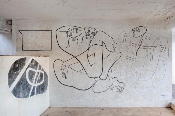 Autorem nástěnných kreseb a výzdoby byl jeden z největších architektů a urbanistů 20. století Le Corbusier.
Autorem nástěnných kreseb a výzdoby byl jeden z největších architektů a urbanistů 20. století Le Corbusier.