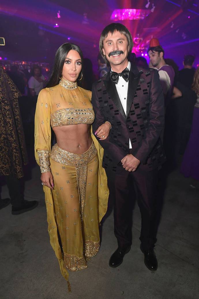 Kim Kardashian a Jonathan Cheban jako Sony & Cher.
