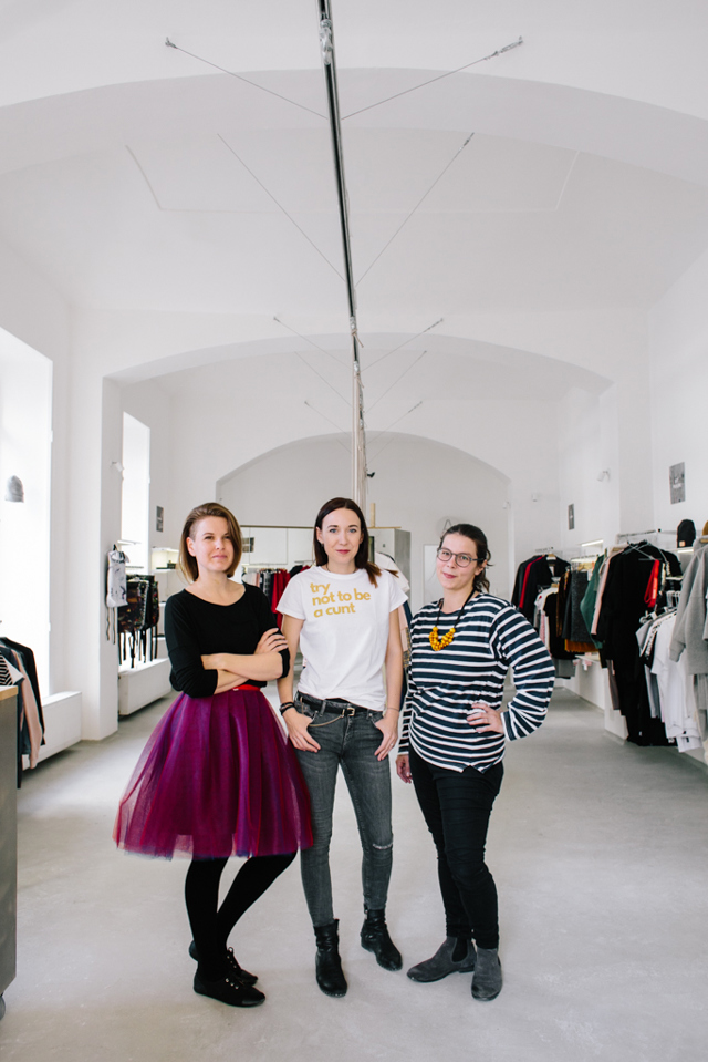 Zleva prodavačka Anička a dvě spoluzakladatelky Tvorby: Tereza Rumlenová a Marie Poláčková. Zleva prodavačka Anička a dvě spoluzakladatelky Tvorby: Tereza Rumlenová a Marie Poláčková.