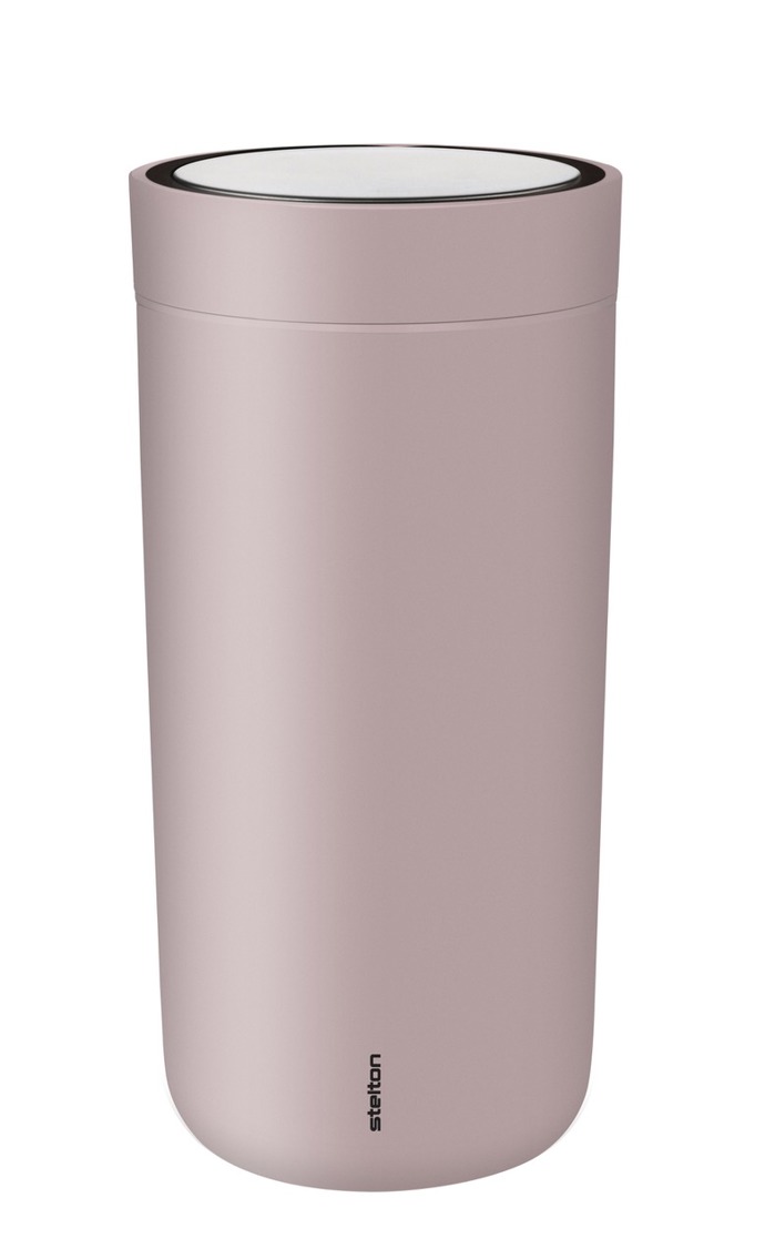 Termohrnek Stelton To Go Click se už bohužel vyprodal, ale pokud po něm toužíte, můžete si ho pořídit na Designville.cz za 830 Kč. Jeho unikátní funkce „smart click“ umožňuje otevřít či zavřít víčko hrnku pohybem jedné ruky, a tak můžete pít po celém obvodu termohrnku jako z hrnečku bez víčka.
