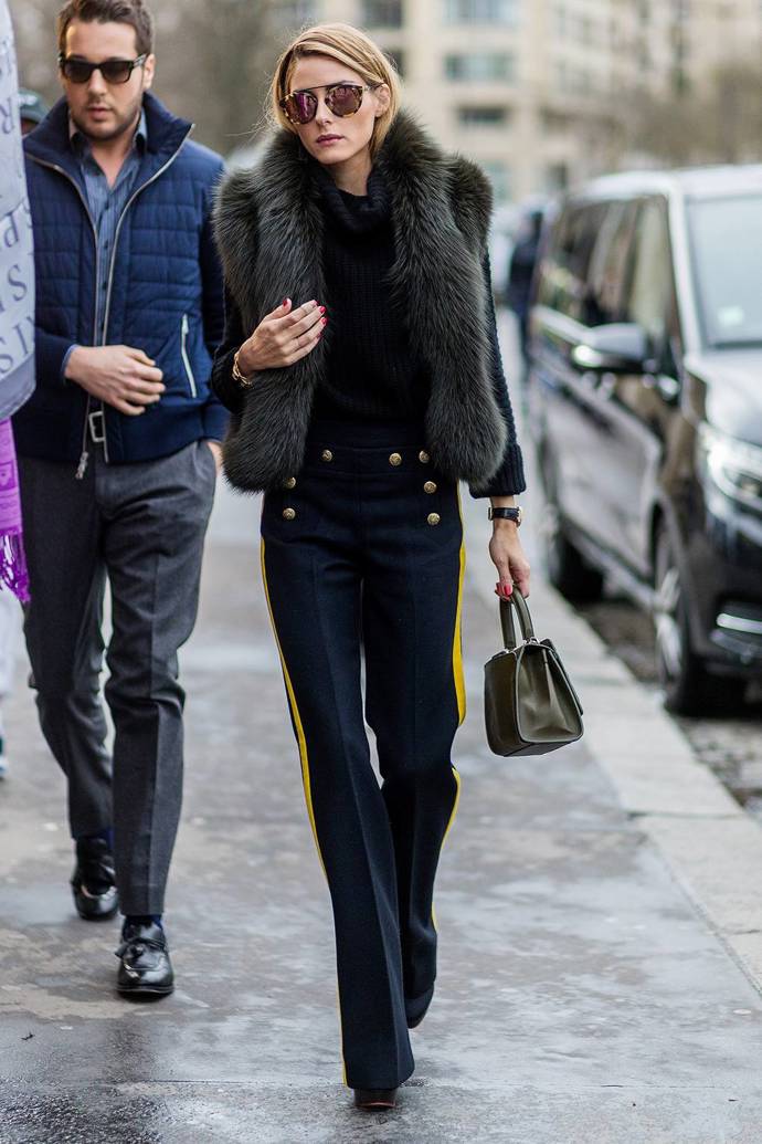 Olivia Palermo nás svým perfektním stylem vždy dostane do kolen. Kalhoty v army stylu skvěle zkombinovala s chlupatou vestou.
