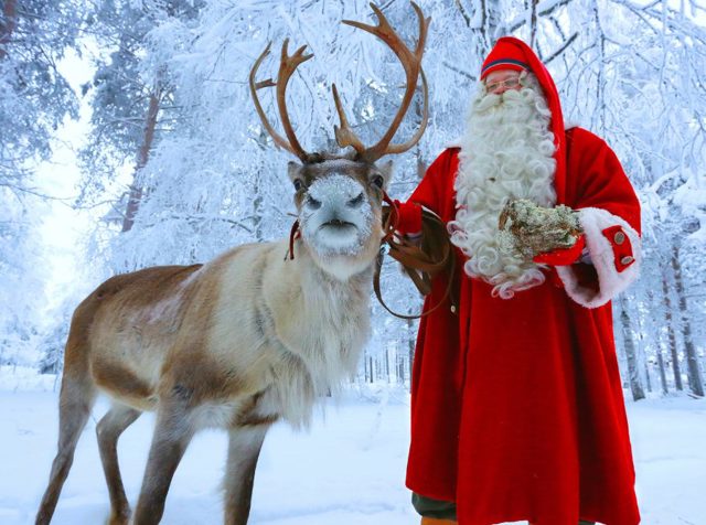 Santa Claus, Joulupukki nebo Děda Mráz – na všechny ty se tu těší děti z celého světa a je jedno, pod jakým jménem ho znají. Můžete ho navštívit přímo v jeho pracovně, poslat pohled zpoza polárního kruhu nebo se povozit na ochočeném sobovi.
