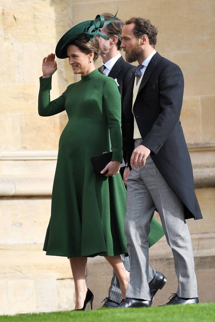 Pippa Middleton v šatech Emilia Wickstead s doplňky od Charlotte Olympia a její bratr James Middleton
Pippa Middleton v šatech Emilia Wickstead s doplňky od Charlotte Olympia a její bratr James Middleton