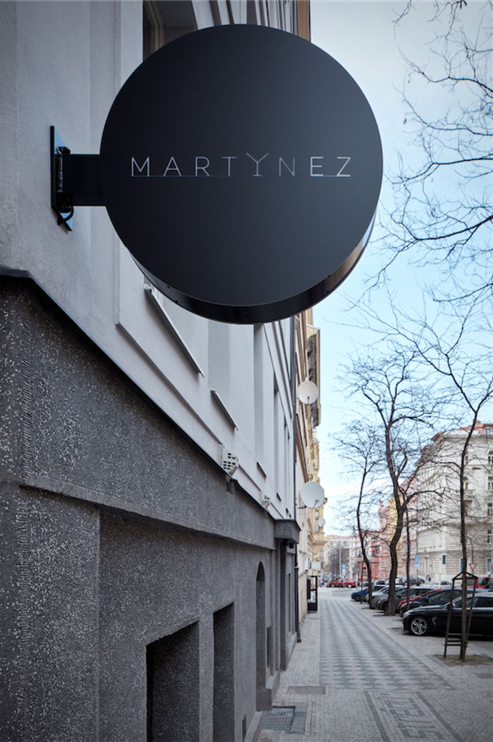 Martinez bar vás pohostí v Budečské ulici 19 od čtvrtka do soboty od šesté večerní do třetí ranní, v úterý a ve středu do jedné ráno. Nechte se navést měděným znakem s koktejlovou skleničkou v logu a pak už si jen užívejte.
