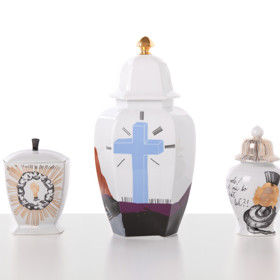 Silvie Luběnová a její The Very Last Collection, urny z porcelánu. Foto: Kristina Hrabětová, Maestrokatastrof.com
Silvie Luběnová a její The Very Last Collection, urny z porcelánu. Foto: Kristina Hrabětová, Maestrokatastrof.com