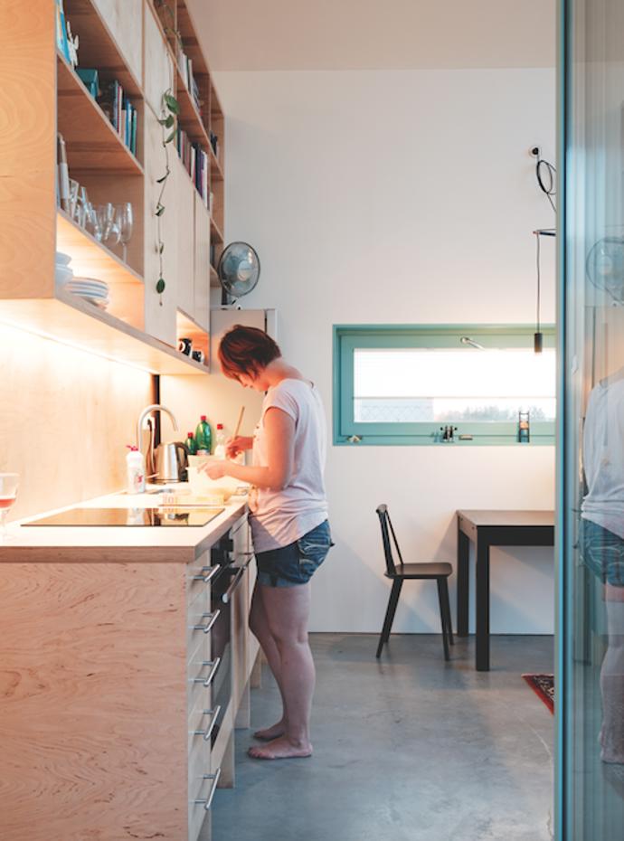  Zařízení je neokázalé a prosté, tomu odpovídá i policový systém na stěně, který v šedesátých letech navrhl legendární Dieter Rams. 
