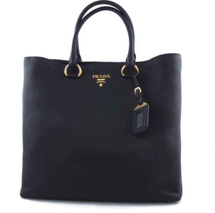 TOTE BAG: Jako tote bag se označují spíše větší tašky. Říká se jim také shopper – právě protože se hodí do městského ruchu. Dáte do nich téměř všechno – od notebooku, přes úlovek z nového butiku až po mléko a půlku chleba. Tato Prada je snem sta tisíců žen po celém světě.
TOTE BAG: Jako tote bag se označují spíše větší tašky. Říká se jim také shopper – právě protože se hodí do městského ruchu. Dáte do nich téměř všechno – od notebooku, přes úlovek z nového butiku až po mléko a půlku chleba. Tato Prada je snem sta tisíců žen po celém světě.