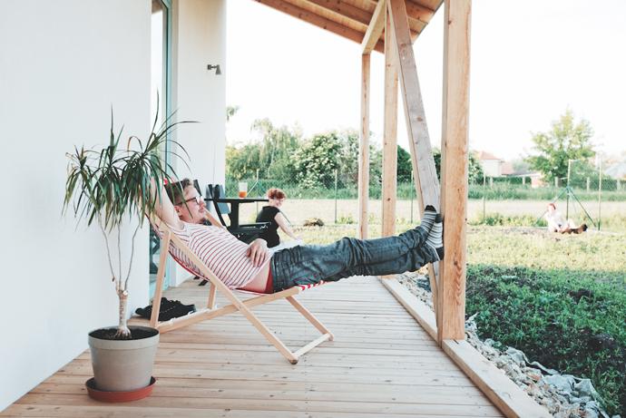 Když je opravdové horko, nejraději všichni tráví čas pod stříškou na zápraží.
