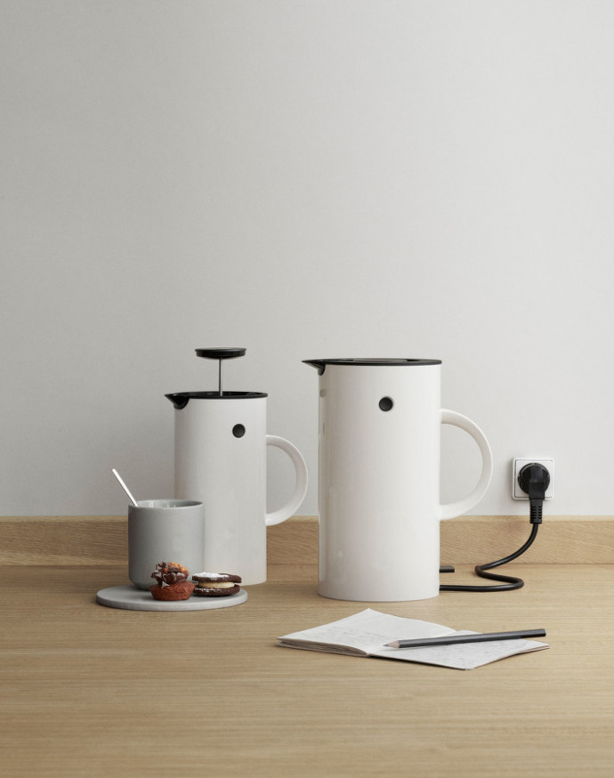 Moje kamarádka Alice miluje značku Stelton. Už on ní má rychlovarnou konvici Emma, a já bych jí teď ráda pořídila tenhle bílý frenchpress z ikonické kolekce EM77. Protože je pořád na cestách a svojí kávu si vozí s sebou. Designville.cz, 1690 Kč
