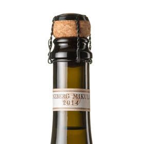 Moravský sekt Tanzberg barvy lipového květu se zelenožlutými odlesky a velmi jemným, bohatým perlením. Aroma je intenzivní, nazrálé s tóny čajového pečiva. Chuť je plná, dlouhá, s jemnými tóny chlebové kůrky a nasládlou dochutí. Vyrobeno tradiční metodou kvašením v láhvi. Více na www.dejsivino.cz, cena 390,- Kc
Moravský sekt Tanzberg barvy lipového květu se zelenožlutými odlesky a velmi jemným, bohatým perlením. Aroma je intenzivní, nazrálé s tóny čajového pečiva. Chuť je plná, dlouhá, s jemnými tóny chlebové kůrky a nasládlou dochutí. Vyrobeno tradiční metodou kvašením v láhvi. Více na www.dejsivino.cz, cena 390,- Kc
