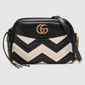 MESSENGER BAG: Mezi oblíbené „messíky“ patří například tento model Gucci. Jako messenger se označují ty kabelky, které se nosí křížem přes rameno – přesně tak, jak to kdysi opravdu nosili messengeři.
