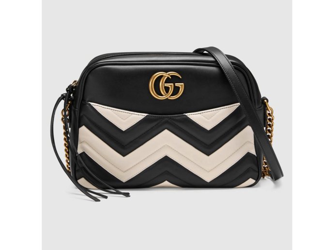 MESSENGER BAG: Mezi oblíbené „messíky“ patří například tento model Gucci. Jako messenger se označují ty kabelky, které se nosí křížem přes rameno – přesně tak, jak to kdysi opravdu nosili messengeři.
MESSENGER BAG: Mezi oblíbené „messíky“ patří například tento model Gucci. Jako messenger se označují ty kabelky, které se nosí křížem přes rameno – přesně tak, jak to kdysi opravdu nosili messengeři.