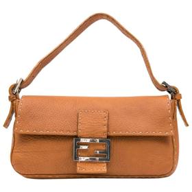 BAGUETTE BAG: „Bagetky“ jsou malé úzké podlouhlé kabelky, které připomínají obdélník. Vynikají jednoduchým designem – to proto, aby byly co nejvariabilnější k šatům na okázalejší příležitosti. Nosí se na rameni na krátkém oušku. Jako první tento typ kabelky představila Silvie Venturini Fendi a název jí dala opravdu podle bagety, protože se dá, stejně jako ona, nosit v podpaží.
