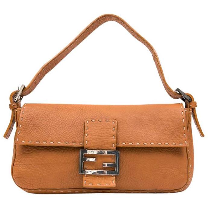 BAGUETTE BAG: „Bagetky“ jsou malé úzké podlouhlé kabelky, které připomínají obdélník. Vynikají jednoduchým designem – to proto, aby byly co nejvariabilnější k šatům na okázalejší příležitosti. Nosí se na rameni na krátkém oušku. Jako první tento typ kabelky představila Silvie Venturini Fendi a název jí dala opravdu podle bagety, protože se dá, stejně jako ona, nosit v podpaží.
BAGUETTE BAG: „Bagetky“ jsou malé úzké podlouhlé kabelky, které připomínají obdélník. Vynikají jednoduchým designem – to proto, aby byly co nejvariabilnější k šatům na okázalejší příležitosti. Nosí se na rameni na krátkém oušku. Jako první tento typ kabelky představila Silvie Venturini Fendi a název jí dala opravdu podle bagety, protože se dá, stejně jako ona, nosit v podpaží.