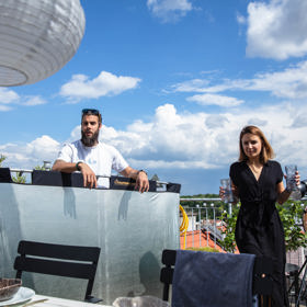 Filip při proměně terasy designérky Andrey Kroupové nejen odpočíval na sluníčku, ale musel i přiložit ruku k dílu. Foto: Robert Tichý pro Marianne Bydlení
