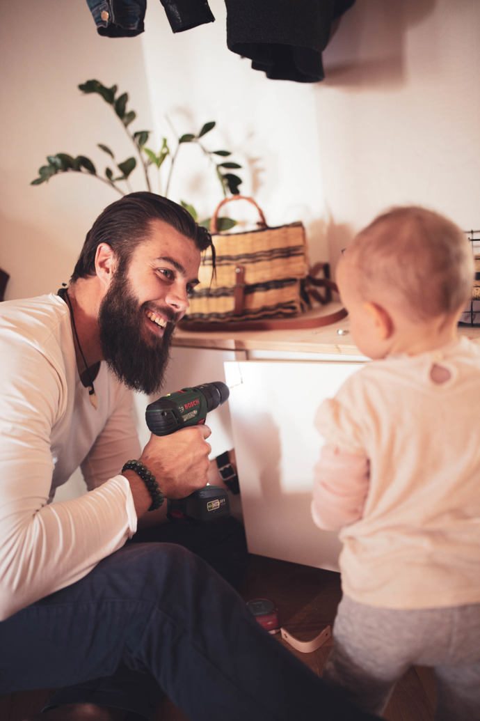 Umí doma všechno opravit a rozumí si i s dětmi, no není to ideální muž? Ale pozor dámy, Filip už ženu svého srdce našel!  Foto: Robert Tichý pro Marianne Bydlení

