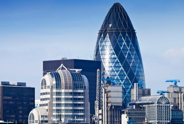 Možná, že vám jméno Norman Foster není povědomé, jeho slavný mrakodrap Gherkin (okurka) ale určitě znáte.
Možná, že vám jméno Norman Foster není povědomé, jeho slavný mrakodrap Gherkin (okurka) ale určitě znáte.