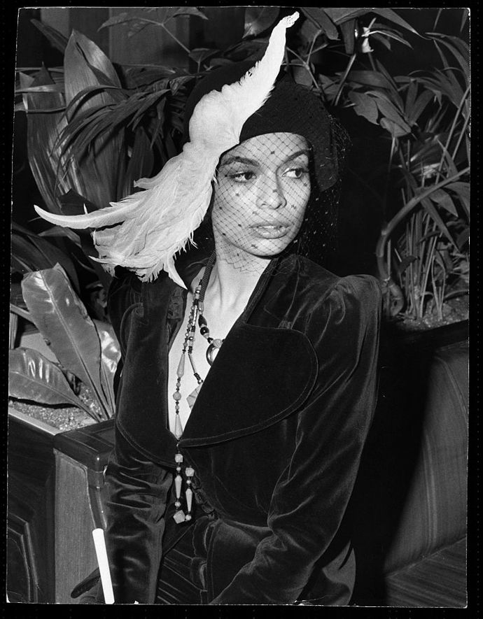 Bianca Jagger

Bianca a Andy Warhol byli nerozluční večírkoví parťáci. Ovšem po Warholově smrti v roce 1989 se všechno změnilo. Bianca Jagger označila knihu The Andy Warhol Diaries za hanopis a vydavatele zažalovala. I přes všechny jejich společně strávené noci v klubech, Bianca nesouhlasila s faktem, že ji Andy Warhol označoval za neinteligentní. 
