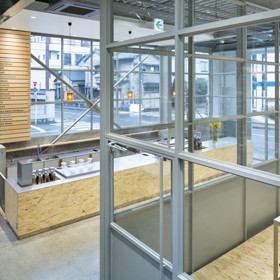 Blue Bottle Café, Tokio

Původem kalifornská společnost Blue Bottle Café otevřela nedávno svůj šestý obchod v pulzujícím Tokiu. Designoval ho Jo Nagasaka ze studia Schemata Architects a při navrhování volil střídmý světle dřevěný nábytek s dominantním baristickým ostrůvkem pro přípravu vyhlášené filtrované kávy. Pokud vám tedy imponují jednoduché linie a tvary, jste spíše organizovaní než chaotičtí, pak zavítejte do jednoho z těchto populárních kavárenských obchodů, které se nacházejí ve čtvrtích Aoyama, Nakameguro, Shinagawa, Kiyosumi, Roppongi a Shinjuku.
