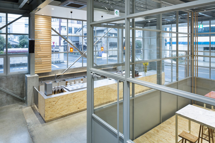 Blue Bottle Café, Tokio

Původem kalifornská společnost Blue Bottle Café otevřela nedávno svůj šestý obchod v pulzujícím Tokiu. Designoval ho Jo Nagasaka ze studia Schemata Architects a při navrhování volil střídmý světle dřevěný nábytek s dominantním baristickým ostrůvkem pro přípravu vyhlášené filtrované kávy. Pokud vám tedy imponují jednoduché linie a tvary, jste spíše organizovaní než chaotičtí, pak zavítejte do jednoho z těchto populárních kavárenských obchodů, které se nacházejí ve čtvrtích Aoyama, Nakameguro, Shinagawa, Kiyosumi, Roppongi a Shinjuku.
