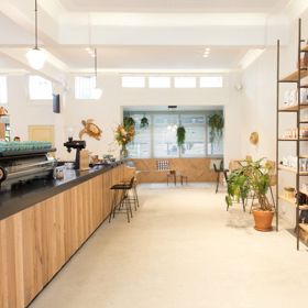 Bocca Coffee, Amsterodam

Ráj všech miliovníků kávy. Tato amsterodamská kavárna má vlastní pražírnu a obchod, v němž si můžete zakoupit přepychové kávovary značky Marzocco Strada. Kromě toho se tu taky můžete přiučit baristickému řemeslu, jenž vás provede cestou od zrnka kávy z plantáže k šálku hřejivého espressa Bocca Coffee. 
