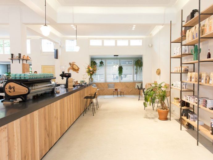 Bocca Coffee, Amsterodam

Ráj všech miliovníků kávy. Tato amsterodamská kavárna má vlastní pražírnu a obchod, v němž si můžete zakoupit přepychové kávovary značky Marzocco Strada. Kromě toho se tu taky můžete přiučit baristickému řemeslu, jenž vás provede cestou od zrnka kávy z plantáže k šálku hřejivého espressa Bocca Coffee. 
