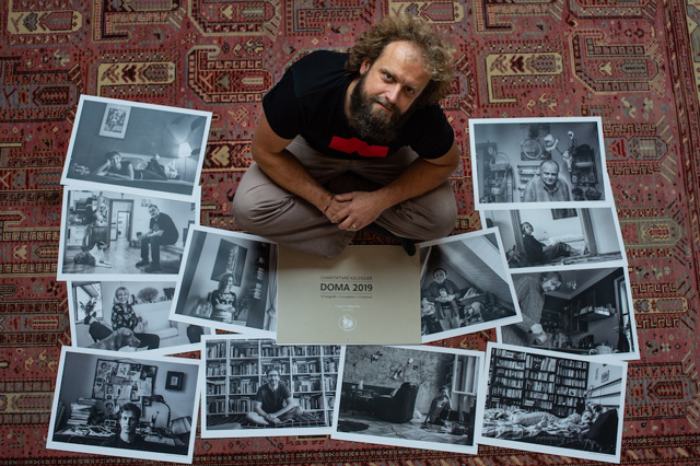 Doménou Štěpána Hona je dokumentární fotografie. Získal několik ocenění v rámci soutěže Czech Press Photo, je starostou malé vesničky, v níž s rodinou žije a poslední tři roky mimo jiné také fotí domácnosti známých osobností.
