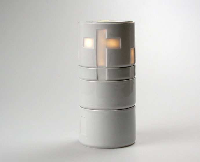 Minimalistický a vkusný porcelánový svícen navrhla Šárka Schmelzerová, jejíž autorskou tvorbu naleznete pod značkou SarkaS design. Foto: Schmelzerova.cz
