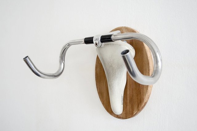Upcycling hýbe světem! Rakušan Andreas Scheiger objevil v transformaci starých kol do stylových nástěnných držáků svůj Upcycle Fetish. Jeho výrobky ze stejnojmenné kolekce zakoupíte na Andischeiger.bigcartel.com.
