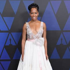 Herečka Regina King v šatech od Jenny Packham
