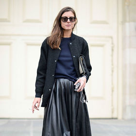 Kožená midi sukně není tabu! Jen ji stačí umět správně zkombinovat. Tmavě modrá s černou vypadá nesmírně elegantně a zlatý detail na polobotkách celý outfit skvěle dotváří.
