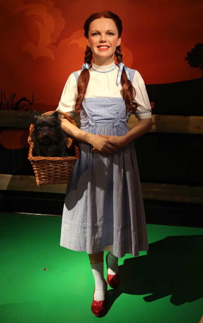 Kostým Dorotky (Judy Garland) z filmu Čaroděj ze země Oz - 1 565 000 dolarů (v roce 2015 téměř 40 milionů korun)
Nejen rubínové střevíčky, ale i celý kostým Dorotky našel svého majitele. Této známé kostkované zástěře předcházelo sedm různých návrhů. Kostým, stejně jako rubínové střevíčky, navrhl Gilbert Adrian, hlavní návrhář studia Metro-Goldwyn-Mayer. Celý kostým je bavlněný a jeho část byla šitá ručně. Zevnitř na límci je malý štítek se jménem Judy Garland. Kostým Dorotky se vydražil za neuvěřitelných 1,5 milionu dolarů.
Kostým Dorotky (Judy Garland) z filmu Čaroděj ze země Oz - 1 565 000 dolarů (v roce 2015 téměř 40 milionů korun)
Nejen rubínové střevíčky, ale i celý kostým Dorotky našel svého majitele. Této známé kostkované zástěře předcházelo sedm různých návrhů. Kostým, stejně jako rubínové střevíčky, navrhl Gilbert Adrian, hlavní návrhář studia Metro-Goldwyn-Mayer. Celý kostým je bavlněný a jeho část byla šitá ručně. Zevnitř na límci je malý štítek se jménem Judy Garland. Kostým Dorotky se vydražil za neuvěřitelných 1,5 milionu dolarů.