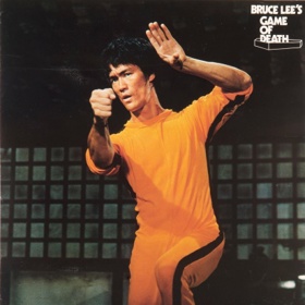 Kožešinový kabát Bruce Leeho z filmu Hra smrti - 77 tisíc dolarů (v roce 2011 přibližně 1,3 milionu korun)

Bruce Lee měl modrý kabát s kožešinou na sobě v roce 1973 při natáčení filmu Hra smrti, který nikdy nebyl dokončen. Bruce Lee totiž později toho roku ve 32 letech zemřel. Kabát se v roce 2011 prodal na aukci za 77 tisíc dolarů, což je asi devětkrát vyšší částka, než se očekávalo. Bruce Lee kabát oblékl několikrát - na promo focení ke Hře smrti, ale i na premiéru filmu Drak přichází.
