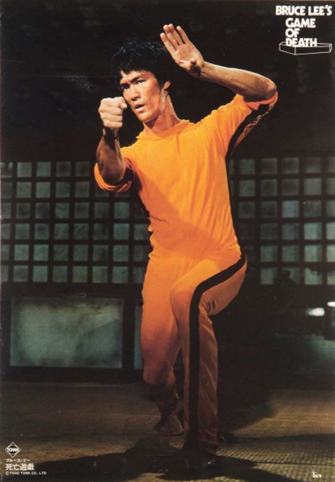 Kožešinový kabát Bruce Leeho z filmu Hra smrti - 77 tisíc dolarů (v roce 2011 přibližně 1,3 milionu korun)
Bruce Lee měl modrý kabát s kožešinou na sobě v roce 1973 při natáčení filmu Hra smrti, který nikdy nebyl dokončen. Bruce Lee totiž později toho roku ve 32 letech zemřel. Kabát se v roce 2011 prodal na aukci za 77 tisíc dolarů, což je asi devětkrát vyšší částka, než se očekávalo. Bruce Lee kabát oblékl několikrát - na promo focení ke Hře smrti, ale i na premiéru filmu Drak přichází.
Kožešinový kabát Bruce Leeho z filmu Hra smrti - 77 tisíc dolarů (v roce 2011 přibližně 1,3 milionu korun)
Bruce Lee měl modrý kabát s kožešinou na sobě v roce 1973 při natáčení filmu Hra smrti, který nikdy nebyl dokončen. Bruce Lee totiž později toho roku ve 32 letech zemřel. Kabát se v roce 2011 prodal na aukci za 77 tisíc dolarů, což je asi devětkrát vyšší částka, než se očekávalo. Bruce Lee kabát oblékl několikrát - na promo focení ke Hře smrti, ale i na premiéru filmu Drak přichází.