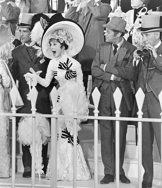 Šaty Audrey Hepburn z filmu My Fair Lady - 3,7 milionu dolarů (v roce 2011 téměř 65 milionů korun)
Černobílé krajkované šaty a velký klobouk má na sobě Audrey Hepburn ve filmu My Fair Lady při scéně na dostizích v Ascotu. Film natočený v roce 1964 na motivy dramatu Pygmalion G. B. Shawa získal osm Oscarů včetně nejlepšího filmu a nejlepších kostýmů. Šaty vyrobené z hedvábí se lněnou spodničkou a zdobené krajkou a ručními výšivkami navrhl Cecil Beaton. Na tom, co si oblečou na nejprestižnější dostihy na světě, si dámy a pánové dávají velmi záležet i dnes. Tyto šaty se objevily snad na každém propagačním materiálu k filmu, není tedy divu, že se nakonec vydražily za 3,7 milionu dolarů.
Šaty Audrey Hepburn z filmu My Fair Lady - 3,7 milionu dolarů (v roce 2011 téměř 65 milionů korun)
Černobílé krajkované šaty a velký klobouk má na sobě Audrey Hepburn ve filmu My Fair Lady při scéně na dostizích v Ascotu. Film natočený v roce 1964 na motivy dramatu Pygmalion G. B. Shawa získal osm Oscarů včetně nejlepšího filmu a nejlepších kostýmů. Šaty vyrobené z hedvábí se lněnou spodničkou a zdobené krajkou a ručními výšivkami navrhl Cecil Beaton. Na tom, co si oblečou na nejprestižnější dostihy na světě, si dámy a pánové dávají velmi záležet i dnes. Tyto šaty se objevily snad na každém propagačním materiálu k filmu, není tedy divu, že se nakonec vydražily za 3,7 milionu dolarů.