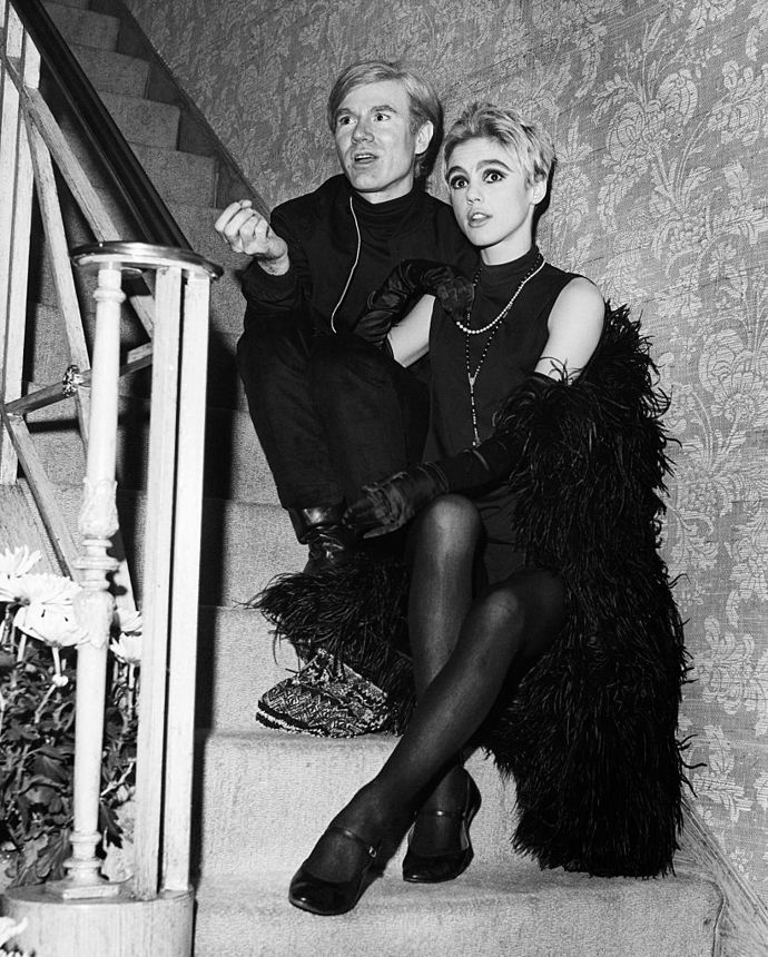 Edie Sedgwick

"Dívka roku" 1965 byla krásná, bohatá a stále nesmírně utrápená. Pro Warhola byla láskou na první pohled a filmy, které spolu vytvořili, se staly jedněmi z jeho nejsledovanějších. Když se rozešli, šla Edie bydlet do hotelu Chelsea a zapletla se s Bobem Dylanem. Poté se vdala za muže, kterého potkala v psychiatrické léčebně. V roce 1971 zemřela pod silným vlivem alkoholu.
