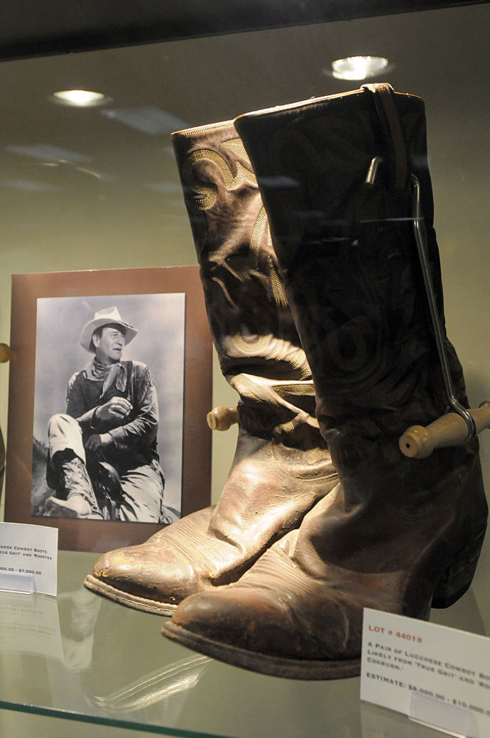 Kostým Johna Wayna z filmu Rooster Cogburn - 167 300 dolarů (v roce 2011 necelé 3 miliony korun)
John Wayne si v tomto kostýmu zahrál postavu Roostera Cogburna. Modrá košile s dlouhým rukávem byla pro Johna Wayna šitá na míru a bunda i košile má nášivku s jeho jménem. Očekávalo se, že se celý kostým vydraží za 164 tisíc dolarů, nakonec se částka za kostým vyšplhala až na 167 300 dolarů a k tomu se ještě páska přes oko vydražila za 47 800 dolarů (asi 850 tisíc korun) a klobouk za 119 500 dolarů (2,1 milionu korun).
Kostým Johna Wayna z filmu Rooster Cogburn - 167 300 dolarů (v roce 2011 necelé 3 miliony korun)
John Wayne si v tomto kostýmu zahrál postavu Roostera Cogburna. Modrá košile s dlouhým rukávem byla pro Johna Wayna šitá na míru a bunda i košile má nášivku s jeho jménem. Očekávalo se, že se celý kostým vydraží za 164 tisíc dolarů, nakonec se částka za kostým vyšplhala až na 167 300 dolarů a k tomu se ještě páska přes oko vydražila za 47 800 dolarů (asi 850 tisíc korun) a klobouk za 119 500 dolarů (2,1 milionu korun).