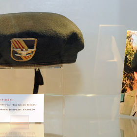 Vojenský baret Johna Wayna z filmu Zelené barety - 179 250 dolarů (v roce 2011 přibližně 3,1 milionu korun)

V roce 1968 Američané natočili válečný film s Johnem Waynem v hlavní roli, který nebyl kritiky moc dobře hodnocen, ale fanoušci ho milovali. Film se natáčel v době, kdy probíhala válka ve Vietnamu. Tehdejší americká armáda dala se svolením prezidenta Lyndona B. Johnsona Johnu Waynovi veškeré vybavení. Baret se nakonec vydražil téměř za 180 tisíc dolarů. Výtěžek z aukce šel na podporu výzkumu rakoviny a na léčbu a vzdělání od nadace John Wayne Cancer Foundation. John Wayne zemřel v roce 1979 na rakovinu žaludku.
