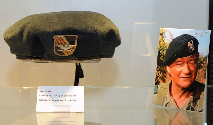 Vojenský baret Johna Wayna z filmu Zelené barety - 179 250 dolarů (v roce 2011 přibližně 3,1 milionu korun)
V roce 1968 Američané natočili válečný film s Johnem Waynem v hlavní roli, který nebyl kritiky moc dobře hodnocen, ale fanoušci ho milovali. Film se natáčel v době, kdy probíhala válka ve Vietnamu. Tehdejší americká armáda dala se svolením prezidenta Lyndona B. Johnsona Johnu Waynovi veškeré vybavení. Baret se nakonec vydražil téměř za 180 tisíc dolarů. Výtěžek z aukce šel na podporu výzkumu rakoviny a na léčbu a vzdělání od nadace John Wayne Cancer Foundation. John Wayne zemřel v roce 1979 na rakovinu žaludku.
Vojenský baret Johna Wayna z filmu Zelené barety - 179 250 dolarů (v roce 2011 přibližně 3,1 milionu korun)
V roce 1968 Američané natočili válečný film s Johnem Waynem v hlavní roli, který nebyl kritiky moc dobře hodnocen, ale fanoušci ho milovali. Film se natáčel v době, kdy probíhala válka ve Vietnamu. Tehdejší americká armáda dala se svolením prezidenta Lyndona B. Johnsona Johnu Waynovi veškeré vybavení. Baret se nakonec vydražil téměř za 180 tisíc dolarů. Výtěžek z aukce šel na podporu výzkumu rakoviny a na léčbu a vzdělání od nadace John Wayne Cancer Foundation. John Wayne zemřel v roce 1979 na rakovinu žaludku.