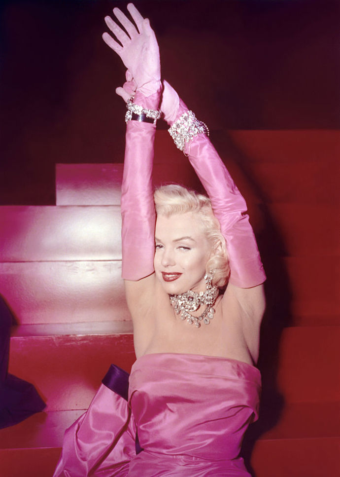 Růžové šaty Marilyn Monroe z filmu Páni mají radši blondýnky - 213 tisíc liber (v roce 2010 přibližně 6,4 milionu korun)
Marilyn Monroe měla tyto zářivě růžové šaty na sobě v roce 1953 ve filmu Páni mají radši blondýnky, konkrétně ve scéně, kde zpívá písničku Diamonds are a Girl’s Best Friend společně s Jane Russell. Přesto, že režisér filmu Howard Hawks byl s hudebním číslem naprosto spokojený, Marilyn chtěla, aby se točilo několikrát, protože se svým výkonem nebyla spokojená. Z filmu se nakonec stal jeden z nejpopulárnějších filmů tehdejší doby. Saténové šaty bez ramínek a s rukavičkami byly od kostýmového návrháře Williama Travilly, který jejich barvu nazval "shocking pink". Šaty navíc byly ušity tak, aby při propracovaných tanečních choreografiích stále držely tvar.
Růžové šaty Marilyn Monroe z filmu Páni mají radši blondýnky - 213 tisíc liber (v roce 2010 přibližně 6,4 milionu korun)
Marilyn Monroe měla tyto zářivě růžové šaty na sobě v roce 1953 ve filmu Páni mají radši blondýnky, konkrétně ve scéně, kde zpívá písničku Diamonds are a Girl’s Best Friend společně s Jane Russell. Přesto, že režisér filmu Howard Hawks byl s hudebním číslem naprosto spokojený, Marilyn chtěla, aby se točilo několikrát, protože se svým výkonem nebyla spokojená. Z filmu se nakonec stal jeden z nejpopulárnějších filmů tehdejší doby. Saténové šaty bez ramínek a s rukavičkami byly od kostýmového návrháře Williama Travilly, který jejich barvu nazval "shocking pink". Šaty navíc byly ušity tak, aby při propracovaných tanečních choreografiích stále držely tvar.